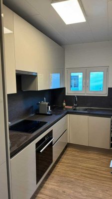 Erstbezug nach Sanierung mit Balkon und EBK: Stilvolle 2-Zimmer-Wohnung mit geh. Innenausstattung