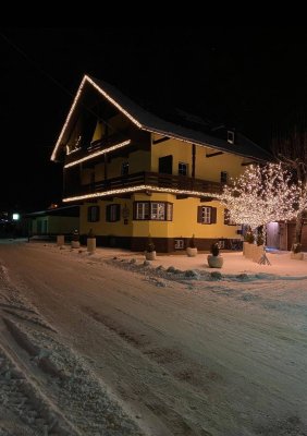 EIN/ MEHRFAMILIENHAUS MIT 5 SEPARATE WOHNUNGEN UND 6 GARAGEN IN SEEFELDER BESTLAGE.