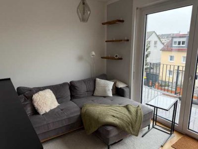 Stilvolle, neuwertige 2-Zimmer-Penthouse-Wohnung mit geh. Innenausstattung mit Balkon und EBK