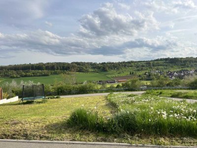 „Traumhaftes Wohnen in unverbaubarer Rand- und Aussichtslage!“ Modernes EFH in Ostelsheim