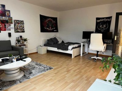 Frei ab 01.04.2025! 1 Zimmer, Laminat und EBK