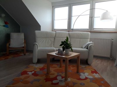 Gepflegte DG-Wohnung mit zwei Zimmern sowie Balkon und Einbauküche in Ratingen