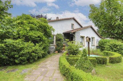 Grünes Wohnen: Sanierungsbedürftiges EFH mit großem Gartengrundstück und Blick auf die Ilmenau