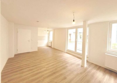 **Schöne 2-RW im Hinterhaus** frisch renoviert + Laminat + Balkon + Badewanne + neue Einbauküche