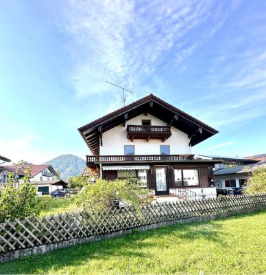 Schönes Zweifamilienhaus mit tollem Ausblick auf den Rauschberg und sonnigem Garten