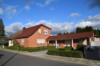 Hochwertiges Einfamilienhaus mit Holzwohnhaus und großem Grundstück