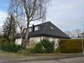 Freistehendes Einfamilienhaus mit Garage und Garten