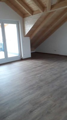 Geschmackvolle 2-Raum-DG-Wohnung mit Balkon und Einbauküche in Straubing