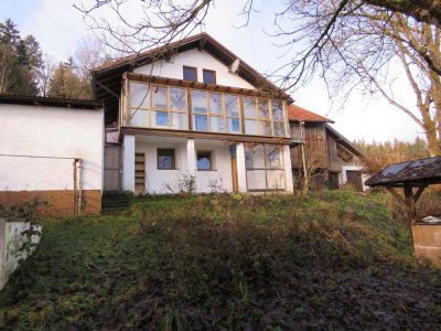 Bauernhaus mit Nebengebäude und Wald in ruhiger und idyllischer Waldrandlage Nähe Kirchberg im Wald