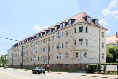 Schön geschnittene 4 Raum Wohnung mit Balkon & Loggia