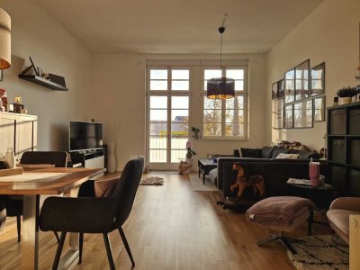 Sonnige
3-Zimmer Wohnung mit 
Einbauküche, Balkon, 2 Tiefgaragenplätzen