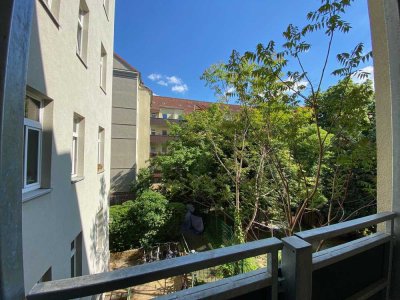 * 3-RWE * großzügig geschnitten * Balkon * Bad mit Wanne/Fenster * Echtholzdielen *