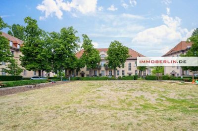 IMMOBERLIN.DE - Schöne Altbauwohnung mit Südbalkon, kleinem Garten + Pkw-Stellplatz