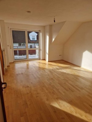 helle, freundliche DG-Wohnung incl. EBK und Tiefgaragenstellplatz