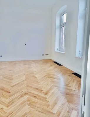 5 Zimmer Wohnung in guter Lage mit Balkon, kleiner Garten und Einbauküche, Mozartstraße