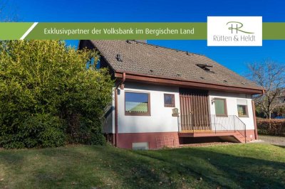 Großzügiges Einfamilienhaus mit Garage in wunderbarer Siedlungslage von Odenthal  - Holz