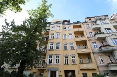 Hochwertige DG-Wohnung mit Terrasse in top-gepflegtem Altbau/Zw. U-Bhf. Vinetastr. u. Wisbyer Str.