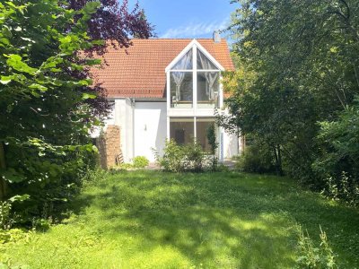 Lichtdurchflutetes Atelierhaus mit schönem Garten nahe dem Erdinger Zentrum, bezugsfrei