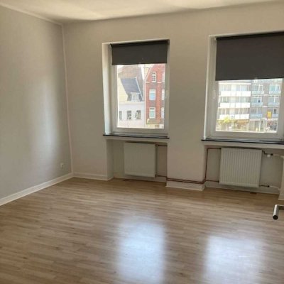 2er WG: 1 Zimmer plus geteilte Wohnzimmer, Küche, Diele, Bad, Balkon