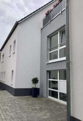 Neuwertige 4,5-Zimmer-Wohnung mit Balkon und Einbauküche in Karlsdorf-Neuthard