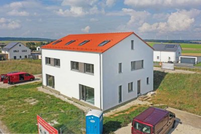 Neubau von 4 Doppelhaushälften mit Carport
in ökologischer Holzbauweise in Deining.
Provisionsfrei