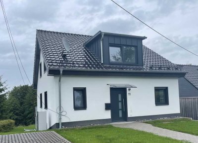 Grüße Wohneinheit mit 5 Zimmer, Sonnigem Balkon mit Außentreppe in den Garten mit Blick ins Grüne .