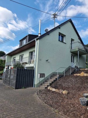 Modernisierte 4-Zimmer-Dachgeschosswohnung mit Balkon und Einbauküche in Bollendorf