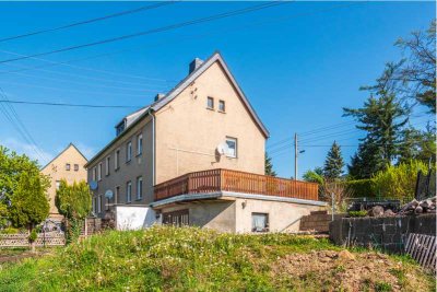 +Potenzial entdecken: Charmantes Reihenendhaus mit Weitblick in Lauter-Bernsbach - Chance nutzen!+