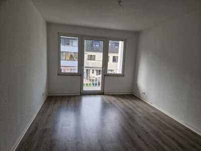 Lichtdurchflutete, frisch renovierte 3-Zimmer-Wohnung mit Balkon