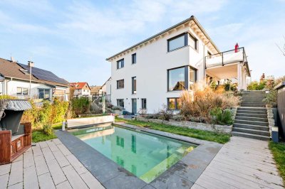 Moderne Familienvilla in klassischer Architektur mit Pool