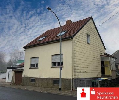 Freistehendes, modernisierte Einfamilienhaus mit Garage und Garten