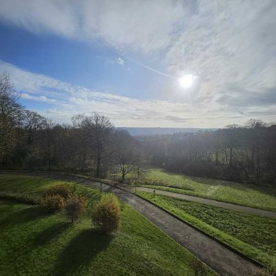 Erstbezug nach Sanierung. 4 Zimmer Wohnung mit Sonnenbalkon und toller Aussicht