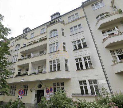 Charmante 2-Zimmer-Altbauwohnung mit Balkon – 200m bis Ku´Damm