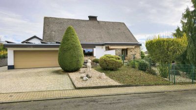 +++ Großzügiges Einfamilienhaus mit Weitblick, Wintergarten, Terrasse, Doppelgarage und Garten +++