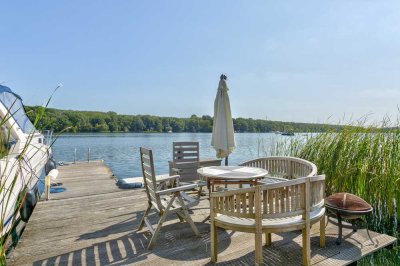 Zweifamilien-Villa auf idyllischem Hanggrundstück mit Wasserzugang und eigenem Bootssteg am Kalksee