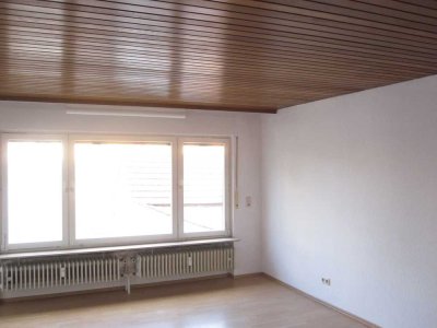 Schöne und gepflegte 2,5-Zimmer-Souterrain-Wohnung mit Balkon in Wiesbaden