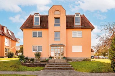 ERSTBEZUG NACH RENOVIERUNG: Erdgeschosswohnung mit Garten, Terrasse und Stellplatz