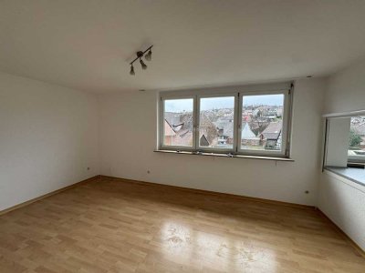 Helle 2,5 Zimmerwohnung mit Balkon und EBK