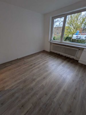 Erstbezug nach Sanierung mit Balkon: Stilvolle 4-Zimmer-Wohnung in Hamburg Wandsbek