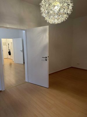 Helle neu renovierte 2 Zimmer Wohnung Richard Wagner Straße