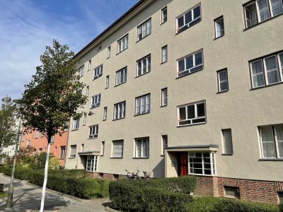 Helle, denkmalgeschützte Wohnung mit Balkon