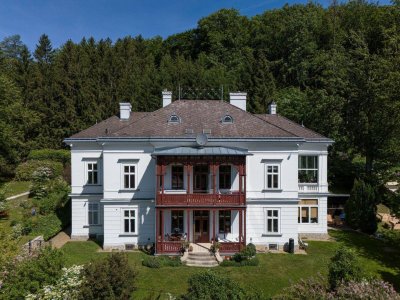 Außergewöhnliches Anwesen: Jahrhundertwende - Villa auf parkähnlichem Grund mit eigenem Wald