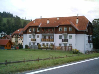 Mietwohnung im Obergeschoß mit Balkon.