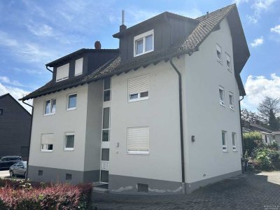 Schöne Zweizimmerwohnung im Dachgeschoss mit Garage