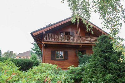 Behagliches Flair: Gepflegtes Timberhaus mit großem Garten, Kamin und Sauna