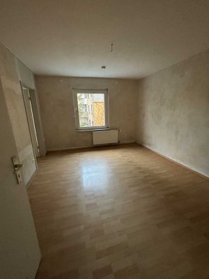 2,5-Raum-Wohnung mit weißen Badezimmer und Abstellkammer auf ca. 43 m²