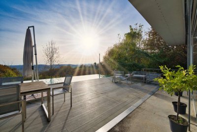 Leben auf einem Hügel in absoluter Ruhelage - Bungalow mit Gäste- und Bürotrakt sowie eigenem Weinkeller, Sauna/ Pool und weiteren Ländereien!