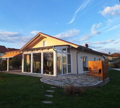 Gepflegter BUNGALOW mit Wintergarten, Garage+Carport in ruhiger Lage