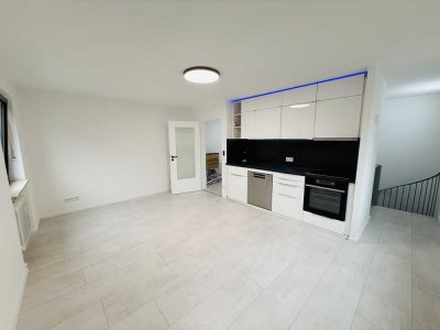 ***Topsaniert***2,5 Zimmer-Maisonettenwohnung auf 2 Ebenen in Moosach nähe Moosach Bahnhof mit EBK