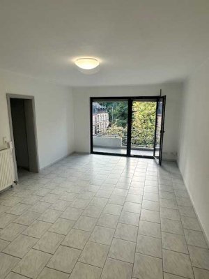 2,5-ZKB mit Balkon & Aufzug; 820 € warm inkl. TG-Stellplatz